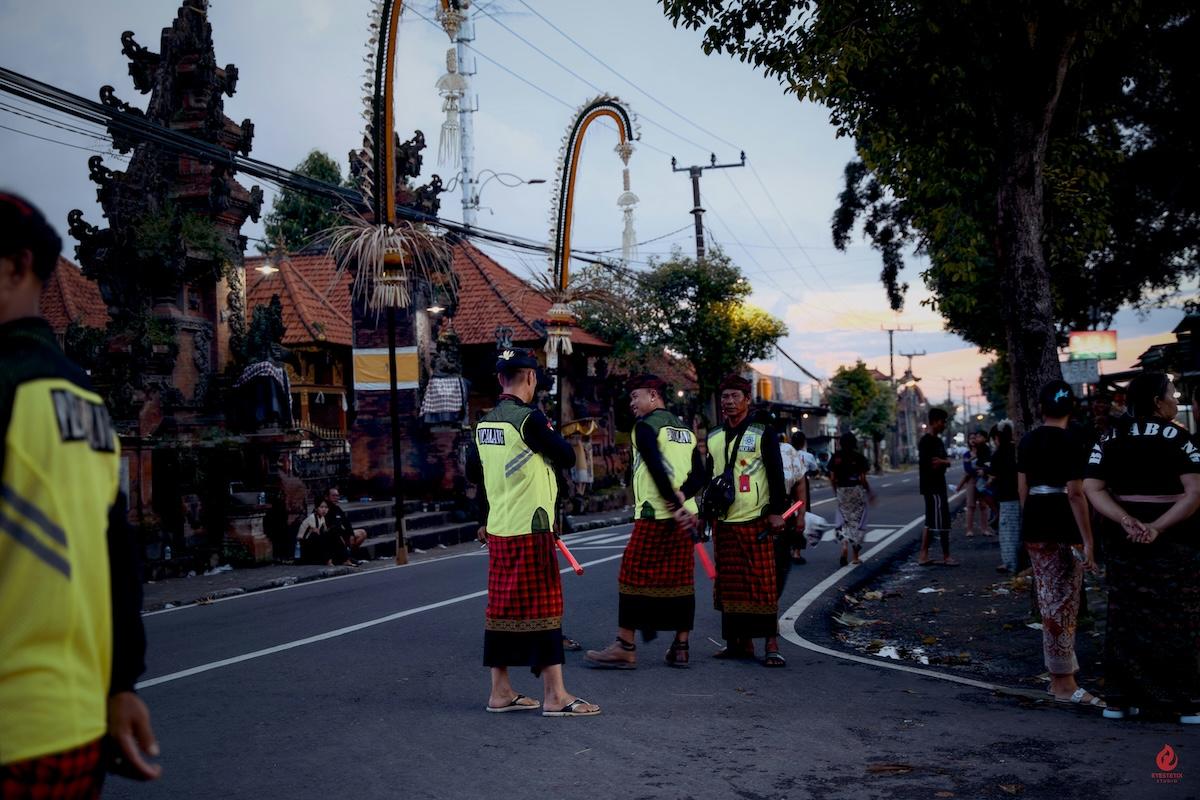 des policiers dans les rues de Bali