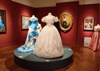 Costumes historiques et tableaux dans l’exposition « Mode et peinture » au centre d’art Arkas à Izmir