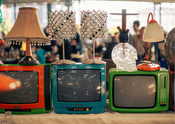 Stand d’objets vintage au Feriköy Antika Pazarı, marché d’antiquités d’Istanbul