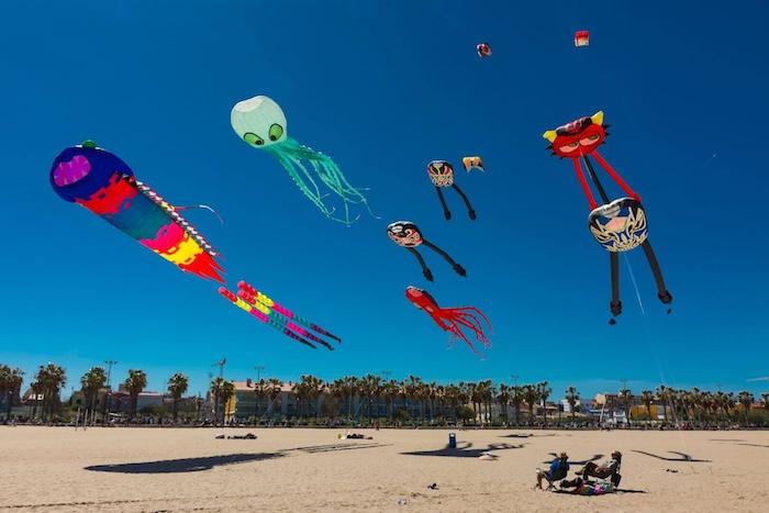 des cerfs volants sur la plage du Cabanyal à valencia