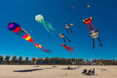 des cerfs volants sur la plage du Cabanyal à valencia