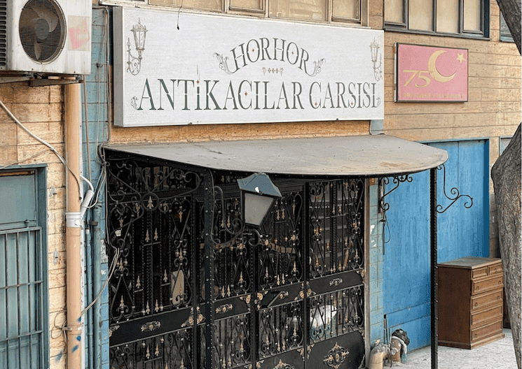 Entrée du Horhor Antikacılar Çarşısı, bazar d’antiquaires à Istanbul dans le quartier de Aksaray
