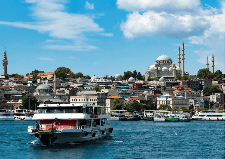 Ferry sur le Bosphore avec la mosquée Süleymaniye à Istanbul