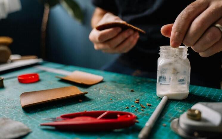 Un homme est en train de travailler un morceau de cuire