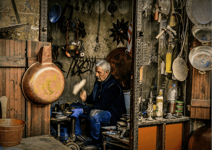 artisan travaillant dans un atelier à Istanbul illustration de l’expression turque kolay gelsin et du rapport au travail en Turquie