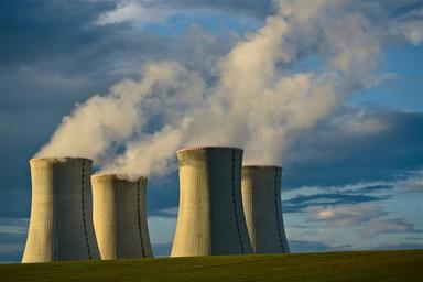 Réacteurs nucléaires qui fument en France au coucher du soleil