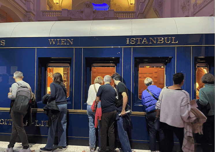 Voiture historique de l’Orient-Express mentionnant Istanbul exposée à Paris