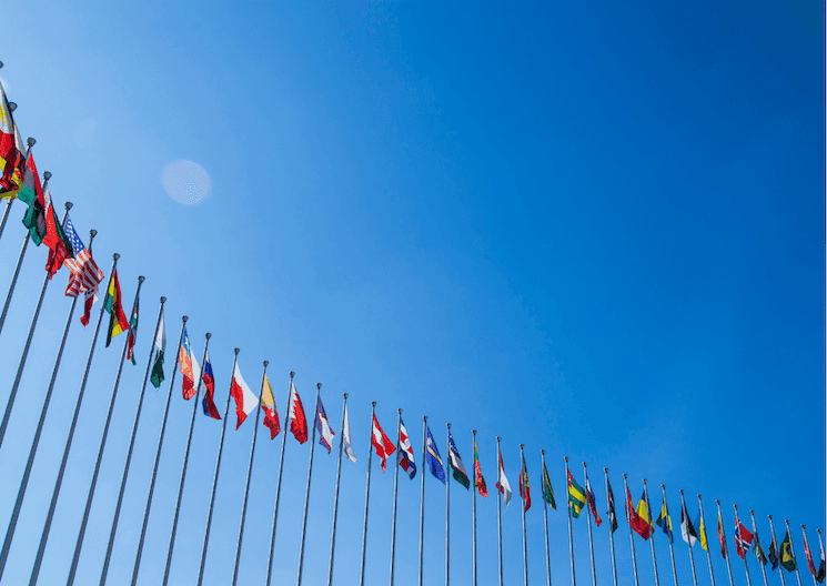 Drapeaux des pays membres devant le siège de l’OTAN à Bruxelles