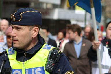 Sous pression médiatique et politique, Stockholm revoit certaines décisions d’expulsion jugées trop strictes.