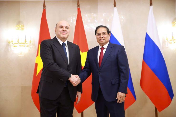 Poignée de main entre le Premier ministre vietnamien Pham Minh Chinh et le Premier ministre russie Mikhaïl Michoustine le 23 mars 2026 à Moscou