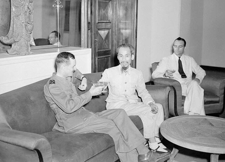 Hommes assis sur un canapé: le Général Leclerc et Ho Chi Minh