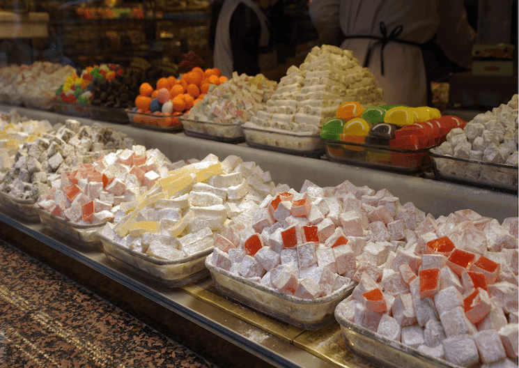 lokum confiserie turque traditionnelle exposée en vitrine pour le Ramazan Bayramı en Turquie