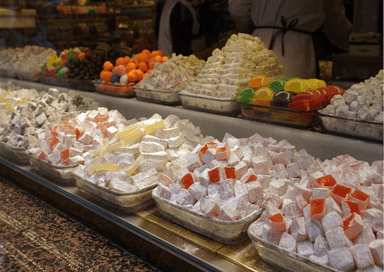 lokum confiserie turque traditionnelle exposée en vitrine pour le Ramazan Bayramı en Turquie