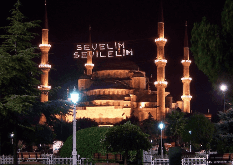 Mahya lumineux entre les minarets de la mosquée Sultan Ahmet à Istanbul pendant le Ramadan