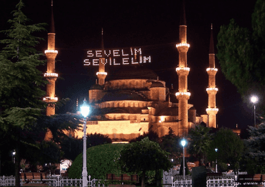 Mahya lumineux entre les minarets de la mosquée Sultan Ahmet à Istanbul pendant le Ramadan