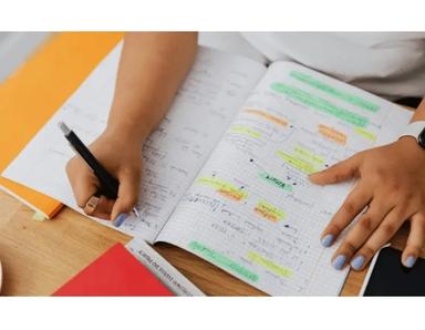 Un élève en école à la maison au Royaume-Uni