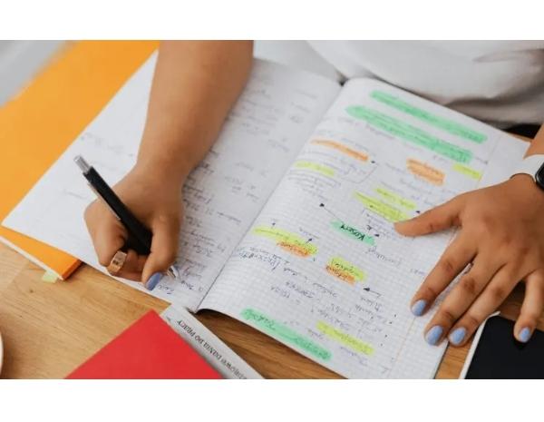 Un élève en école à la maison au Royaume-Uni