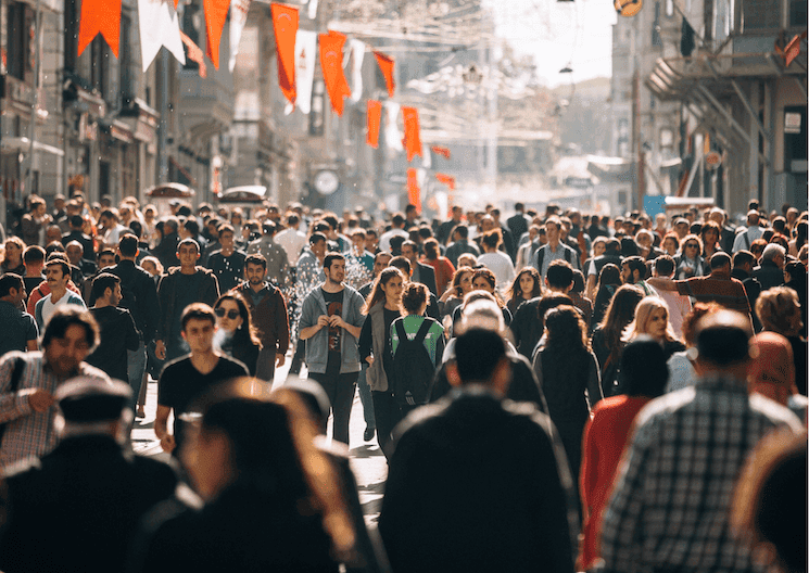 Rue animée à Istanbul en Turquie, vie quotidienne et environnement de travail pour expatriés