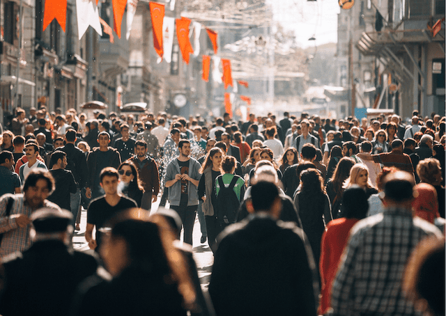 Rue animée à Istanbul en Turquie, vie quotidienne et environnement de travail pour expatriés