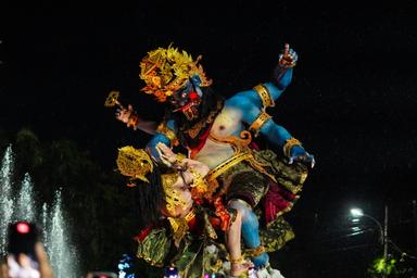 un ogoh ogoh bleu la nuit, statue d'un démon à bali pendant nyepi, le nouvel an balinais