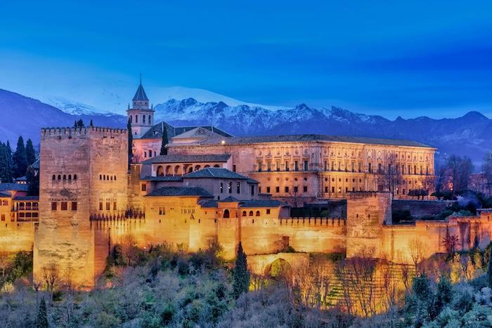 chateau de l’Alhambra illuminé à grenade en espagne