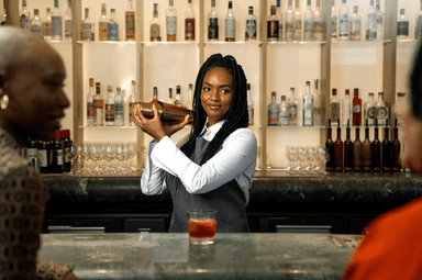 Femme barman verre à la main