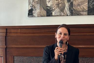 Valerie Brisset au discours à la résidence de France.