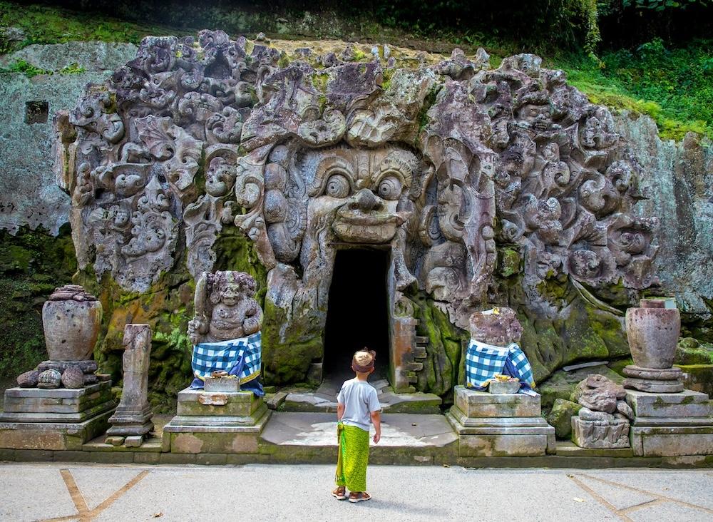 Goa Gajah, la « grotte de l'éléphant »-avec un enfant en sarong à l'entrée