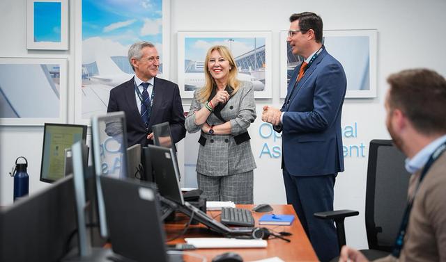 Carolina España s'entretient avec le personnel de l'entreprise technologique Aertec au Málaga TechPark (juntadeandalucia.es)