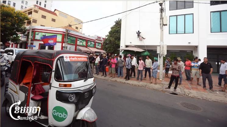 Les chauffeurs de tuk-tuk de Phnom Penh en lutte contre Grab