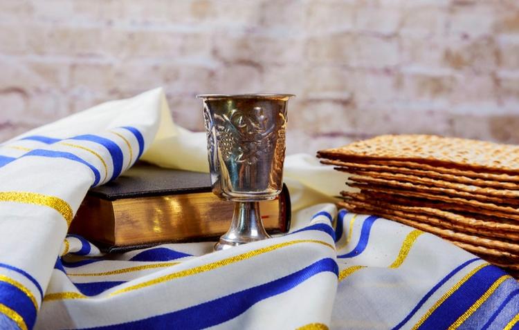 Pessah avec du pain azym, une torah et du vin