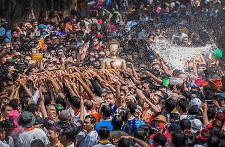 Songkran en Thaïlande quand l’eau, le Bouddhisme et la fête communient