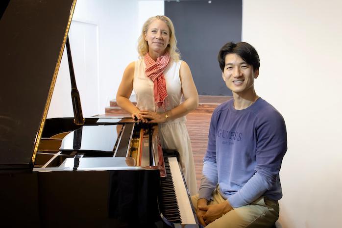 Une Française chante le drapeau khmer