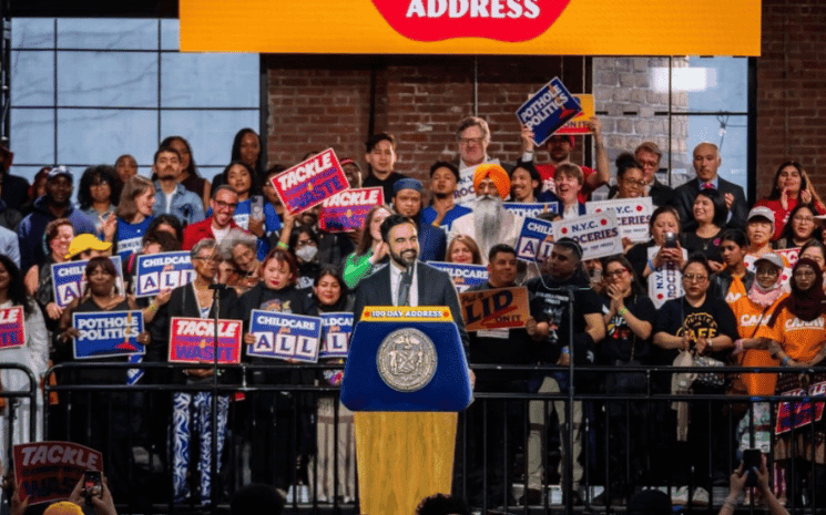 Zohran Mamdani lors de son discours des 100 jours