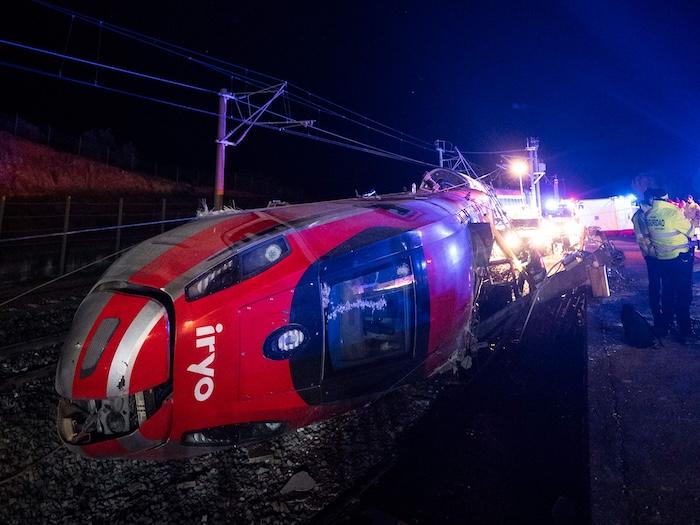 Épave de l'ETR 1000 d'Iryo dans la nuit de l'accident d'Adamuz.