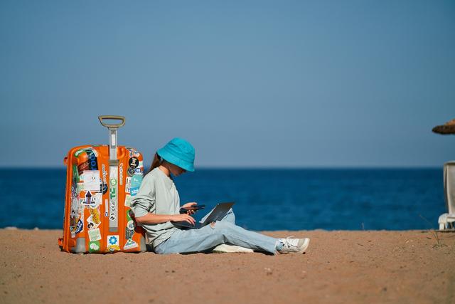 Une cybervigilance sur une plage en expatriation