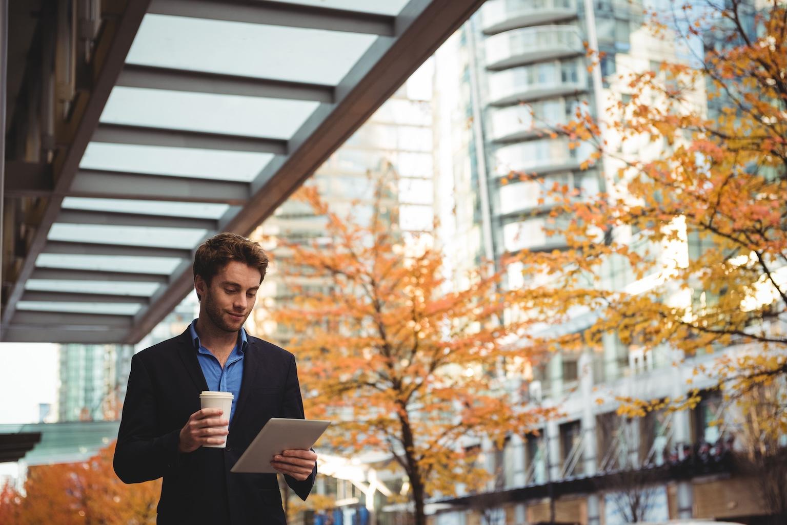 en ville homme qui travail dehors avec un cafe dans la main