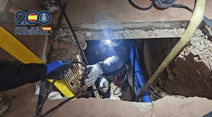 un policier avec casque dans l’entrée d’un tunnel découvert à Ceuta, utilisé pour faire transiter clandestinement des tonnes de haschich entre le Maroc et l’Espagne.