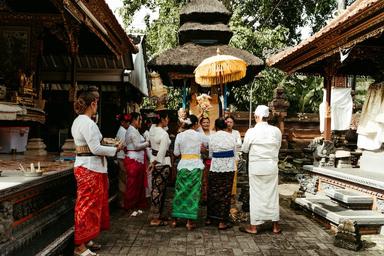 des balinais devant un temple en tenue traditionnelle