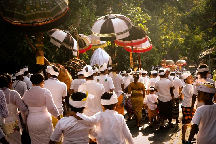 des balinais en tenue traditionnelle pendant une cérémonie