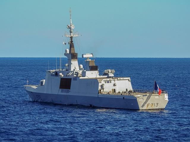 Une frégate naviguant au large