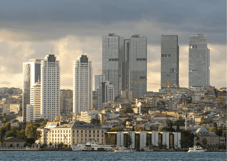 Quartier d’affaires d’Istanbul avec ses tours modernes, illustration de l’entrepreneuriat en Turquie pour expatriés francophones en 2026