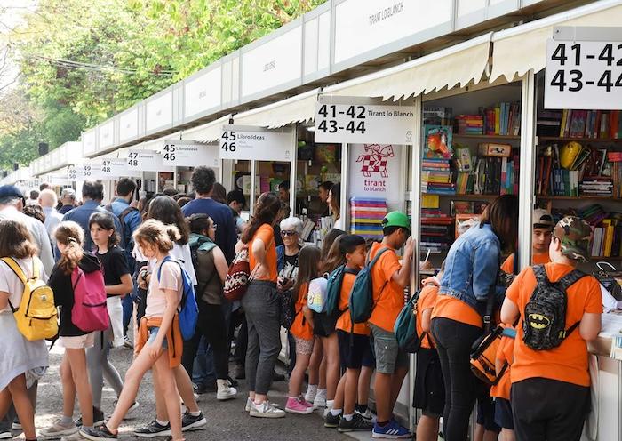 des personnes assiant à la fira del llibre de valencia