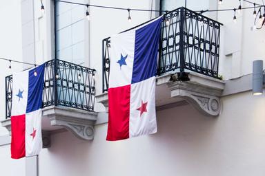 Drapeaux du Panama accrochés à des balcons du Casco Antiguo, à Panama City.