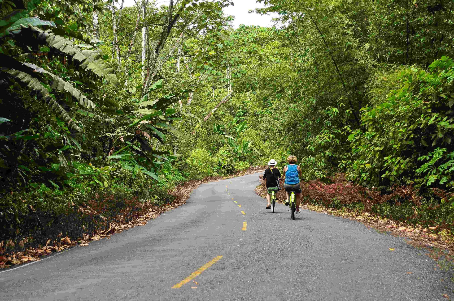 Deux cyclistes sur une route de Bocas del Toro, au Panama.