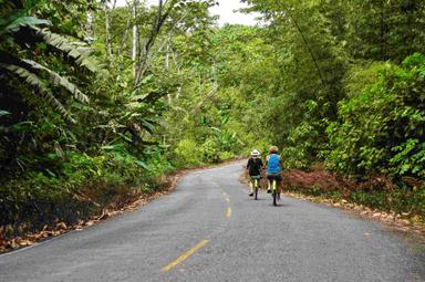 Deux cyclistes sur une route de Bocas del Toro, au Panama.