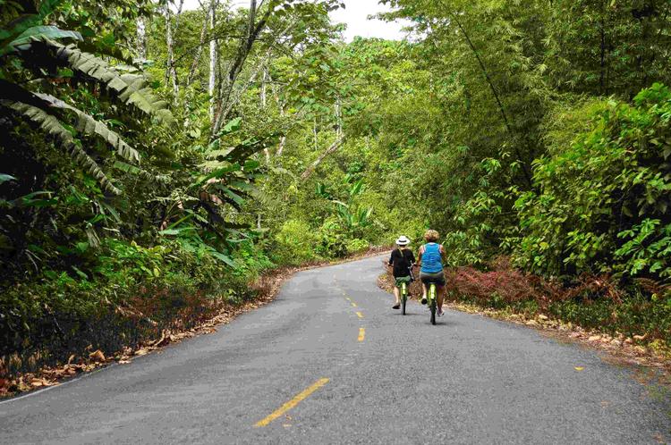 Deux cyclistes sur une route de Bocas del Toro, au Panama.
