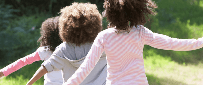 des jeunes courant de dos