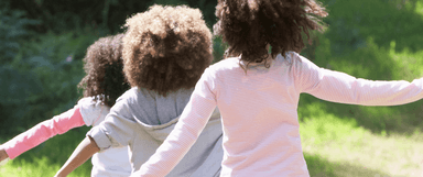 des jeunes courant de dos