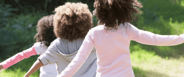des jeunes courant de dos